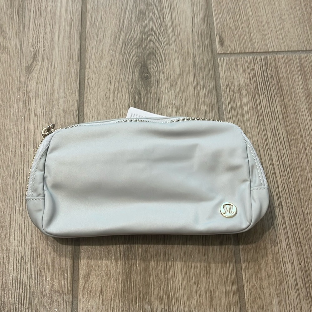 NWT Lululemon Everywhere Belt Bag 1L Vapor/Gold/White Wordmark Special Edition